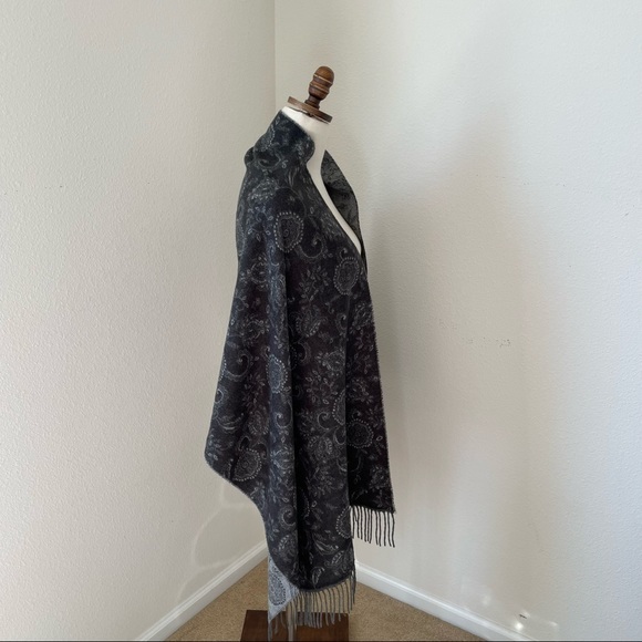 Cashmink V. Frass Soft Acrylic Fringed Black and‎ Gray Scarf - Picture 7 of 8